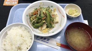 到着したらまずは空港食堂