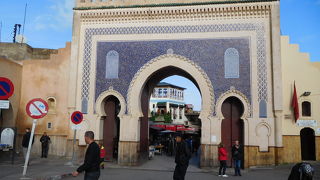 外はブルー、中がグリーンの美しいタイル装飾の門