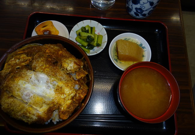 おいしいカツ丼やカツカレーが食べれます。