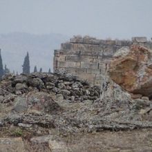 古代都市ヒエラポリス、度重なる地震に見舞われ今は廃墟跡が多い