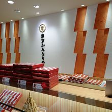 お店は通路に面しています