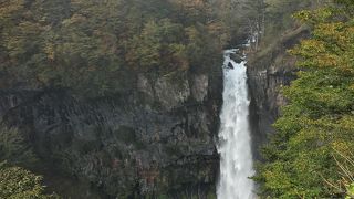 華厳の滝が流れ落ちる