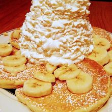 バナナ・ホイップクリーム・マカダミアナッツのパンケーキ