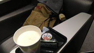 狭いけど到着時もビールが飲めます