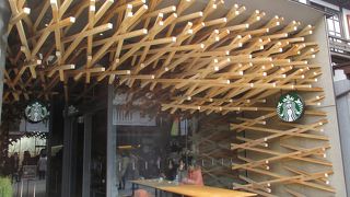 隈研吾氏デザインです。