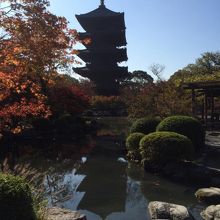 池に映る塔が美しい。