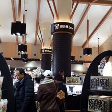 店内の装飾まで黒い。