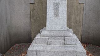 江戸川公園の入口に建つ神田川治水事業の偉人