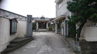 本堂の裏には隙間なくお墓が建っています