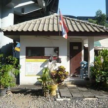国鉄マッカサン駅の施設ですが、駅員等は、いないようです。