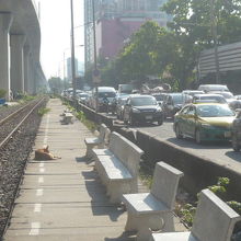 国鉄マッカサン駅横の道路の交通渋滞の状況は、とても厳しいです