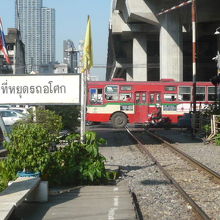 国鉄マッカサン駅の周辺の道路は渋滞し、線路上を塞いでいます。