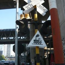 国鉄マッカサン駅の踏切ですが、交通渋滞が激しく、機能不能です