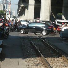 国鉄マッカサン駅の周辺の渋滞は、厳しく、運行の阻害事項です。