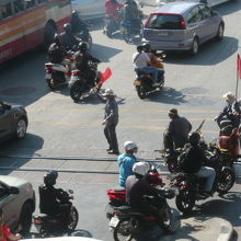 国鉄の保線要員と保線車両が来ましたが、渋滞で全く通れません。