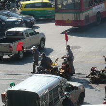 赤旗を持った保線関係者が、保線車両を先導して何とか通過します