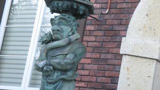 うろこの家の隣です