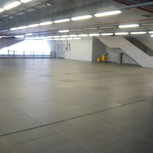 ＡＲＬマッカサン駅構内の様子です。広い施設が未活用のままです