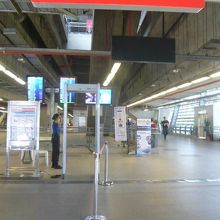 ＡＲＬマッカサン駅に入る際に通過する検問所です。広い構内です