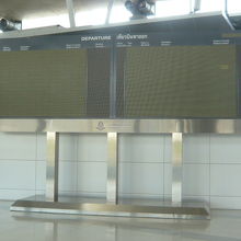 駅構内の空港の離発着便の案内板です。電源さえ入っていません。