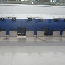 航空会社のチェックインカウンターです。全くの無人施設です。