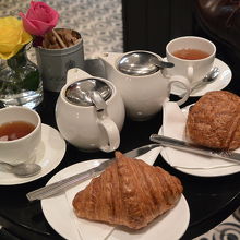 地下のコーヒールームでクロワッサンと紅茶で朝食