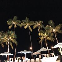 夜ライトアップされたプールサイド