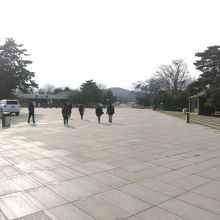 秦の始皇陵入口