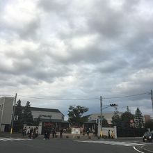 駐車場からエントランスにかけて