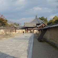 東大門から夢殿方向を見る