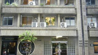 歴史を感じさせるビル