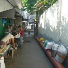 アソーク波止場は、橋の手前を、右に入ります。左側が、橋です