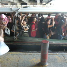 最初に来たボートです。大変混んでいました。ビニール幕が心配