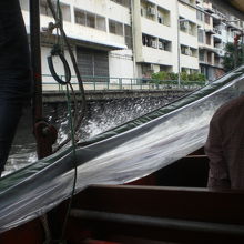 ビニール幕が無いと、しぶきがかかり、匂いが心配になります。