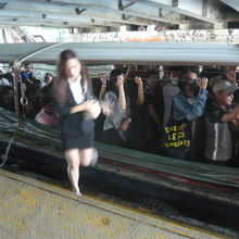 次に来たボートは、ビニール幕があったのですが、混んで乗れませ