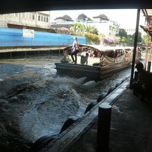 結局、このボートに乗れませんでした。ボートは、西に発進です。