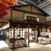 お土産向きの和小物が並ぶ By タヌチーノ 伊東屋 羽田第3ターミナル店 のクチコミ フォートラベル