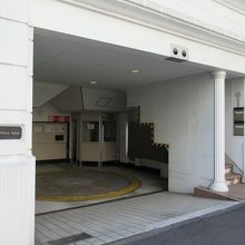 １階部分の左手からの様子