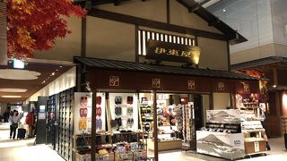 お土産向きの和小物が並ぶ