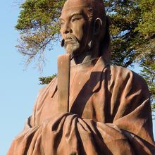 神社前に建つ像