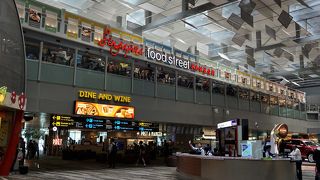 チャンギ空港ターミナル3の屋台村、とにかく広い穴場のスペースも