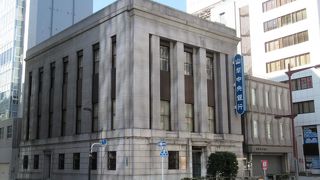 装飾がなく簡素だが重厚感がある建物です