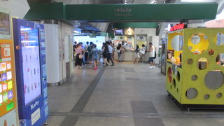 タッチパネル式の自動販売機が設置