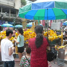 エラワン廟では、あちこちに信者の捧げた花が供えられています。