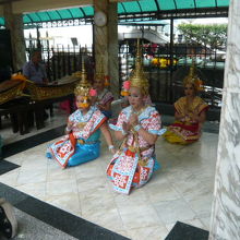エラワン廟では、音楽に合わせて、踊りが奉納されています。
