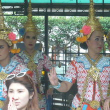 エラワン廟では、華やかな衣装による踊りが奉納されています。