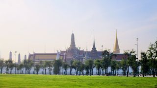 プミポン前国王の火葬を執り行なった王宮に隣接した広大な広場