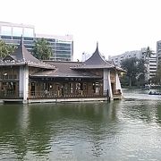 (湖心亭)日本庭園として整備された池の上にあります
