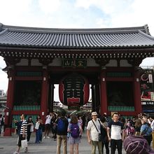 いつも人でごった返す雷門前。