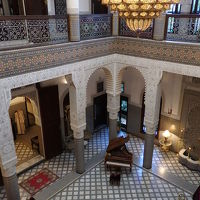 ロビーは吹き抜けでモロッコ風と欧州スがうまくマッチしています